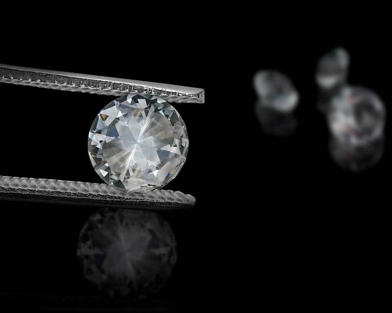 Nahaufnahme von verschiedenen Edelsteinen und Diamanten, die zur Bewertung bereitliegen. Symbolisiert den Ankauf von Edelsteinen und Diamanten bei Goldhaus Lehmann. Das Bild zeigt funkelnde Steine in verschiedenen Farben und Formen, ideal für Kunden, die ihre wertvollen Edelsteine zu fairen Preisen verkaufen möchten.