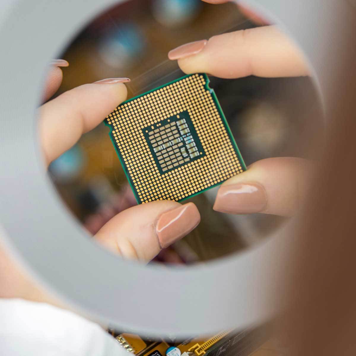 Nahaufnahme von Elektronikplatinen und Computerteilen mit sichtbaren Goldverbindungen, die das Thema Elektronikgold und Computer-Gold für den Goldankauf bei Goldhaus Lehmann darstellen.
