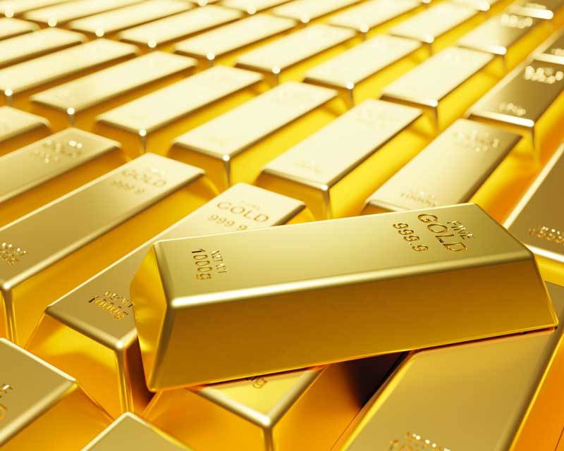 Nahaufnahme von Goldstücken, die zur Bewertung bereitliegen. Symbolisiert den Goldankauf bei Goldhaus Lehmann. Das Bild zeigt verschiedene Goldbarren und Schmuckstücke, ideal für Kunden, die ihr Gold zu fairen Preisen verkaufen möchten.