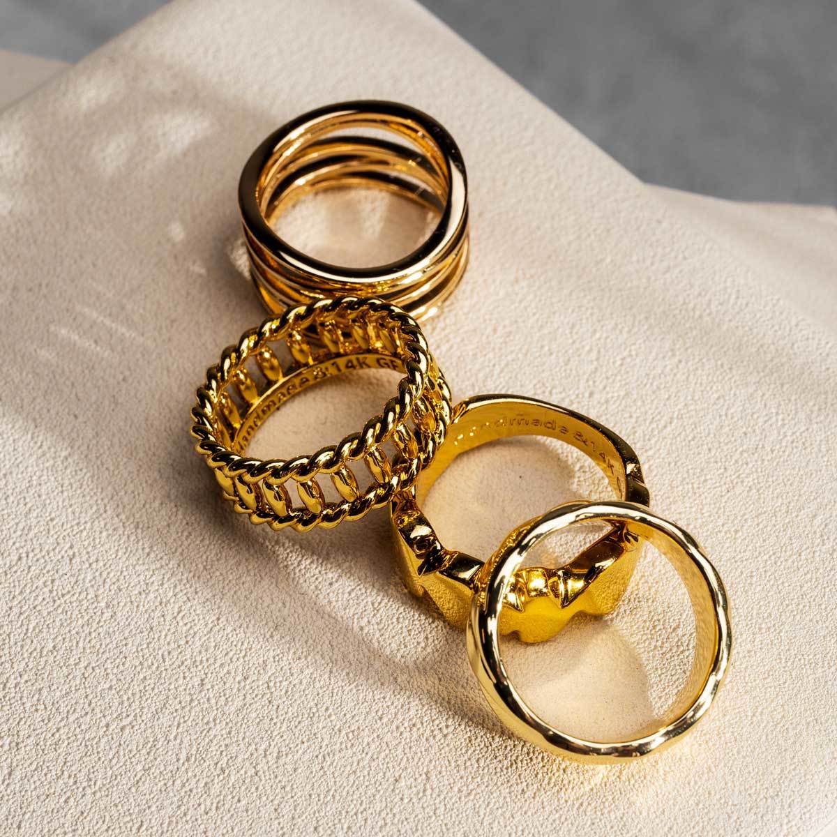 Goldschmuck, bereit zum Verkauf und zur Bewertung für den Goldankauf, um Gold in Geld zu verwandeln bei Goldhaus Lehmann.