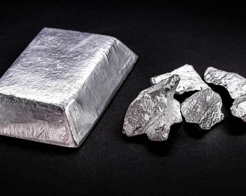 Nahaufnahme von Palladiumstücken, die zur Bewertung bereitliegen. Symbolisiert den Palladiumankauf bei Goldhaus Lehmann. Das Bild zeigt verschiedene Formen und Größen von Palladium, ideal für Kunden, die ihr Palladium zu fairen Preisen verkaufen möchten.